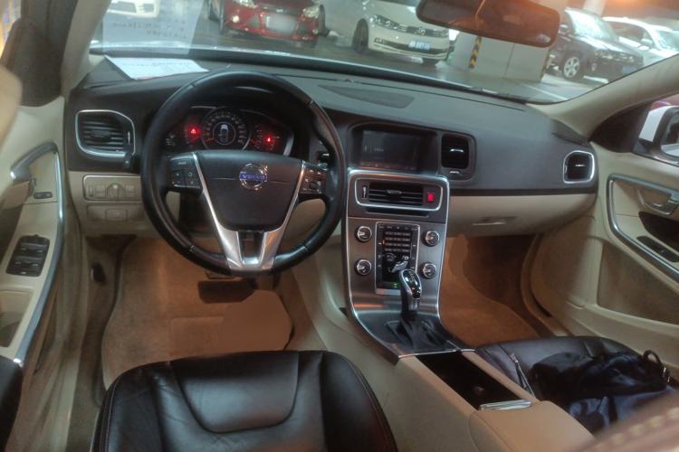 Used Volvo S60 2014 S60L 2.0T Zhiyuan Edition Center Console