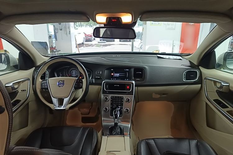 Used Volvo S60 2014 S60L 2.0T Zhiyuan Edition Center Console