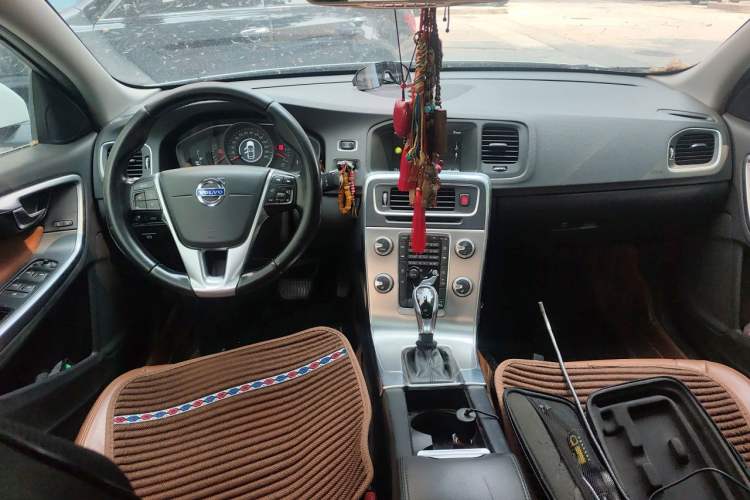 Used Volvo S60 2014 S60L 2.0T Zhiyuan Edition Center Console