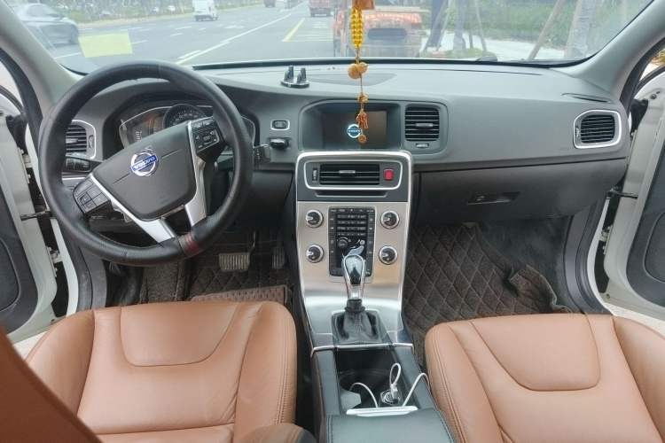 Used Volvo S60 2014 S60L 2.0T Zhiyuan Edition Center Console