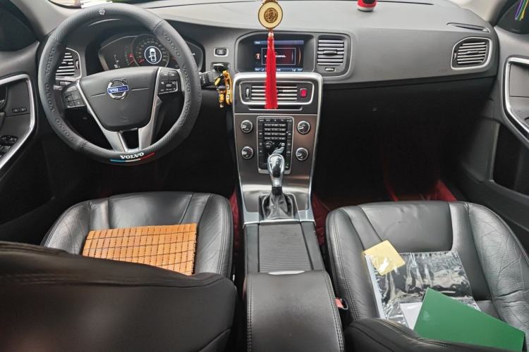 Used Volvo S60 2014 T5 Zhiyi Edition Center Console