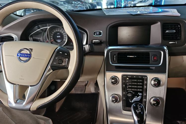 Used Volvo S60 2014 S60L 2.0T Zhiyuan Edition Center Console