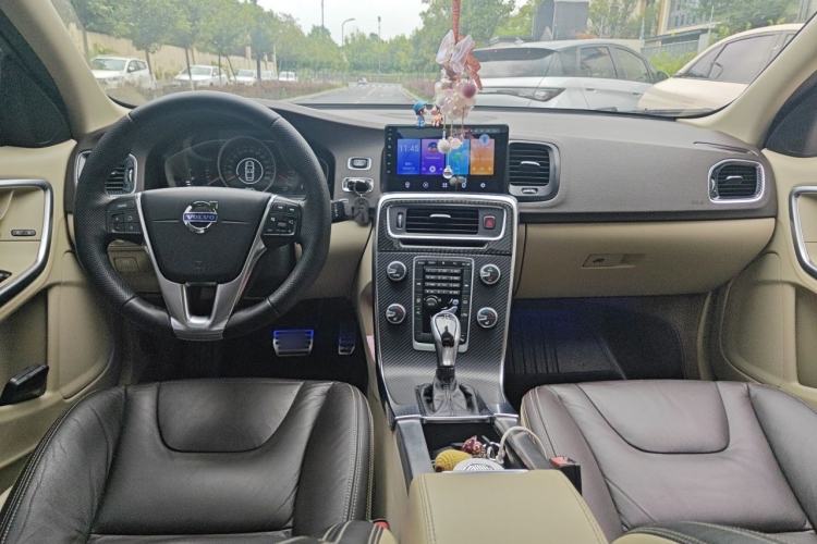 Used Volvo S60 2014 S60L 2.0T Zhiyuan Edition Center Console