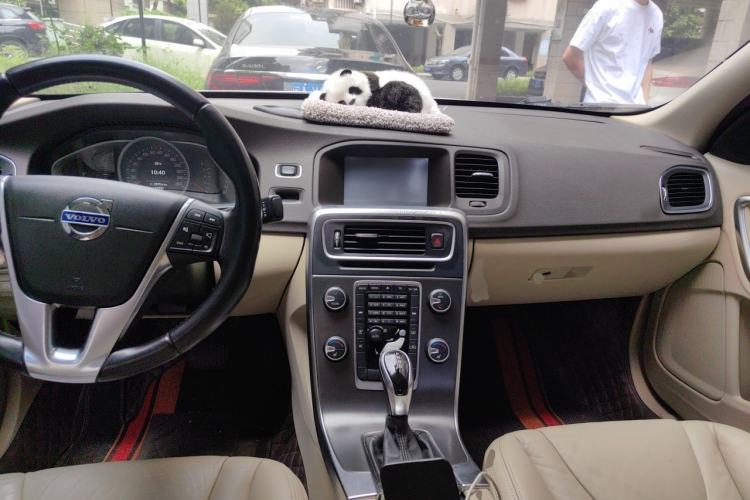 Used Volvo S60 2014 S60L 2.0T Zhiyuan Edition Center Console