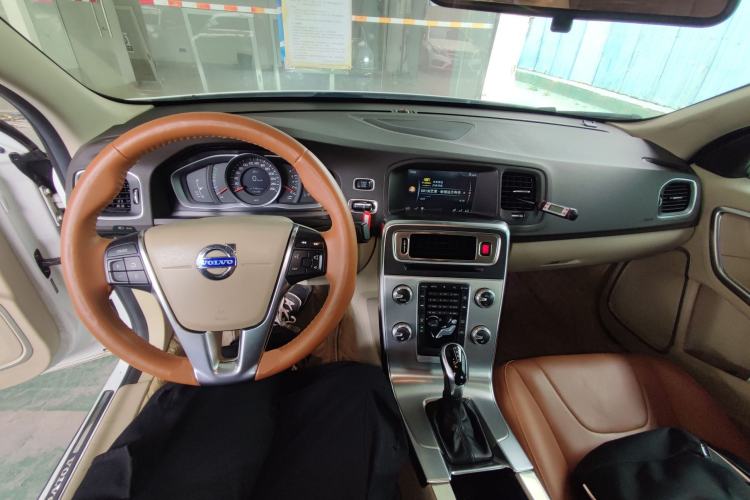 Used Volvo S60 2014 S60L 2.0T Zhiyuan Edition Center Console