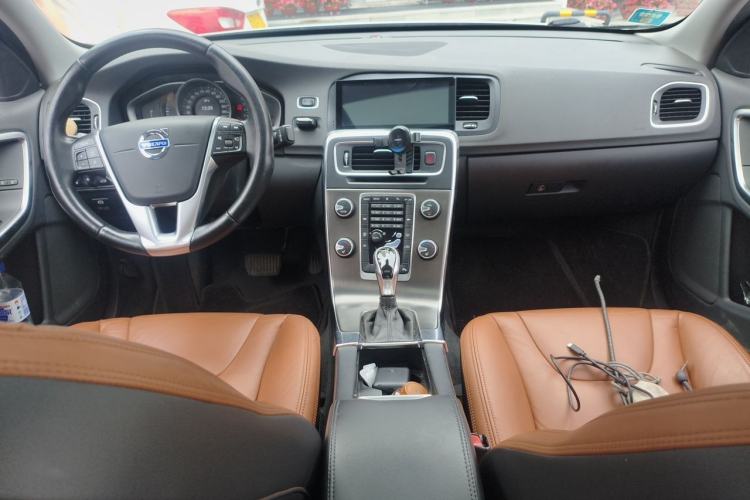 Used Volvo S60 2014 S60L 2.0T Zhiyuan Edition Center Console