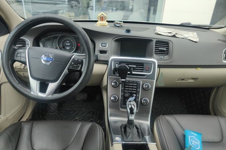Used Volvo S60 2014 S60L 2.0T Zhiyuan Edition Center Console