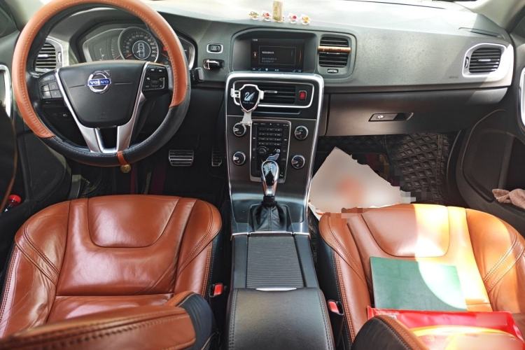 Used Volvo S60 2014 T5 Zhiyi Edition Center Console