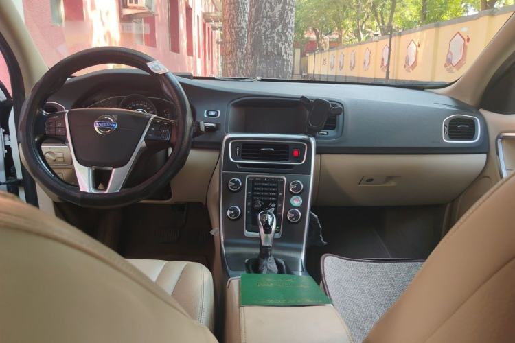 Used Volvo S60 2014 T5 Zhiyi Edition Center Console
