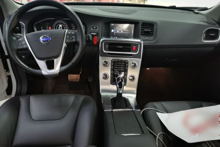 Used Volvo S60 2014 S60L 2.0T Zhiyuan Edition Center Console