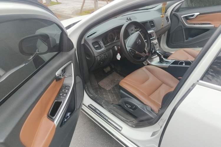 Used Volvo S60 2014 S60L 2.0T Zhiyuan Edition Driver Seat
