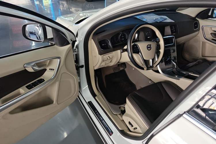 Used Volvo S60 2014 S60L 2.0T Zhiyuan Edition Driver Seat