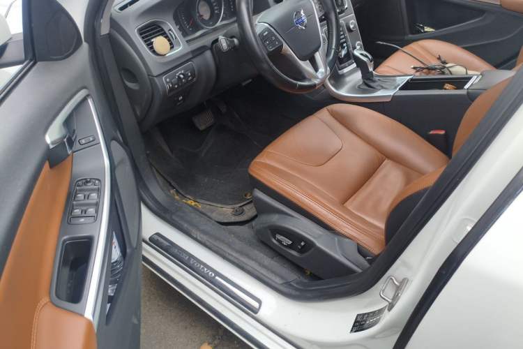 Used Volvo S60 2014 S60L 2.0T Zhiyuan Edition Driver Seat