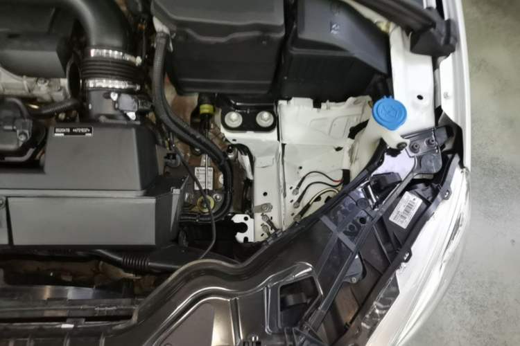 Used Volvo S60 2014 S60L 2.0T Zhiyuan Edition Engine Bay Left