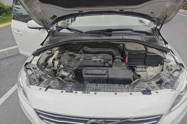Used Volvo S60 2014 S60L 2.0T Zhiyuan Edition Engine Bay
