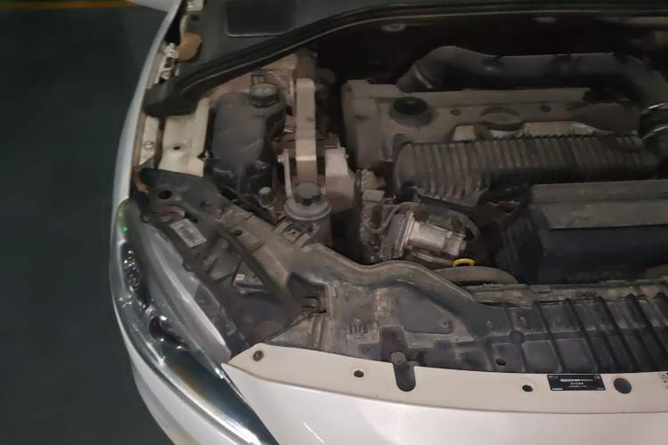 Used Volvo S60 2014 S60L 2.0T Zhiyuan Edition Engine Bay Right