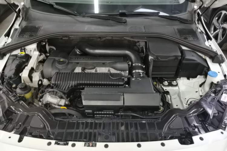 Used Volvo S60 2014 S60L 2.0T Zhiyuan Edition Engine Bay