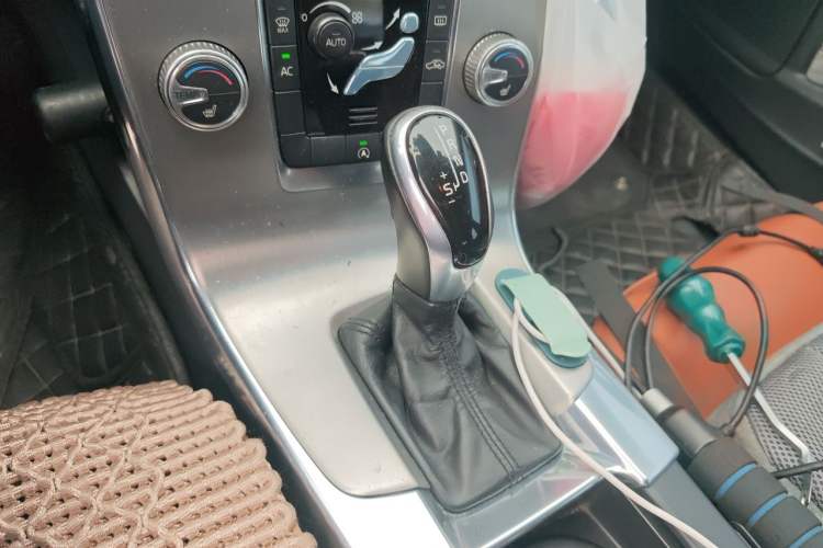 Used Volvo S60 2014 S60L 2.0T Zhiyuan Edition Gear Lever