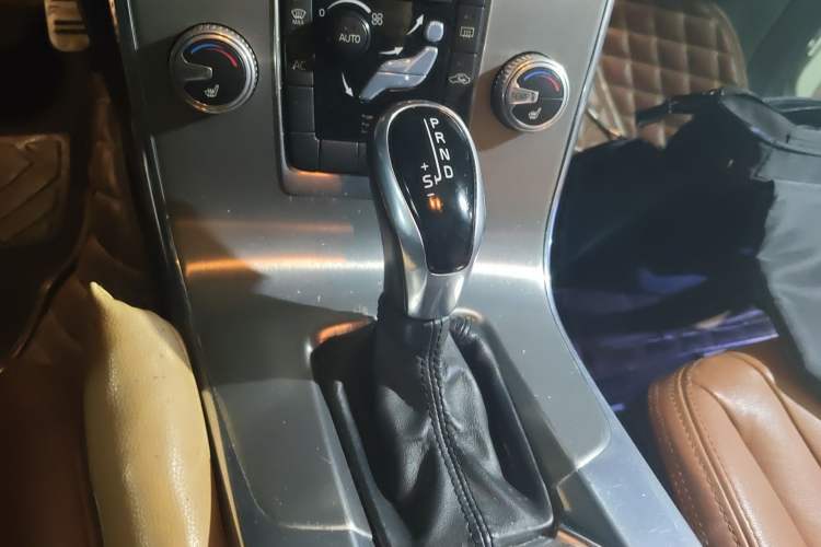 Used Volvo S60 2014 S60L 2.0T Zhiyuan Edition Gear Lever