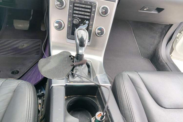 Used Volvo S60 2014 S60L 2.0T Zhiyuan Edition Gear Lever