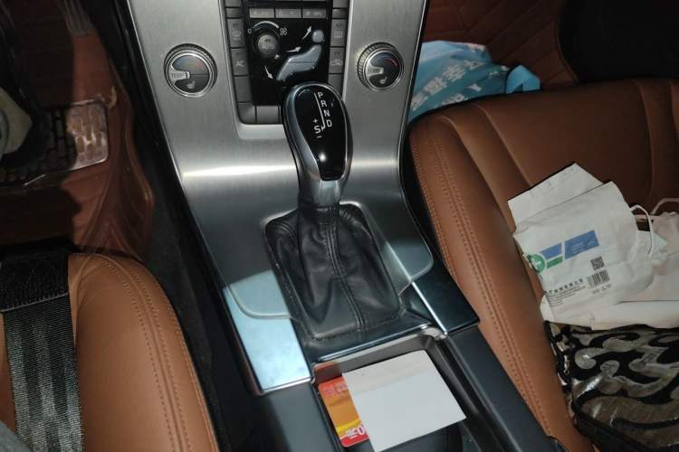 Used Volvo S60 2014 S60L 2.0T Zhiyuan Edition Gear Lever