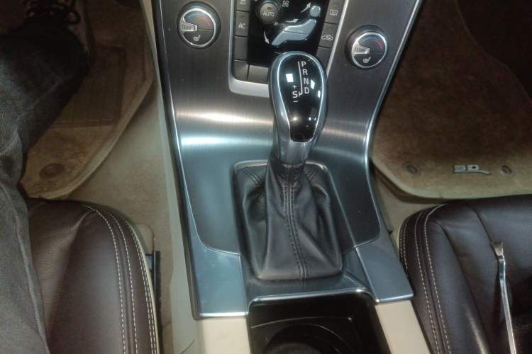 Used Volvo S60 2014 S60L 2.0T Zhiyuan Edition Gear Lever