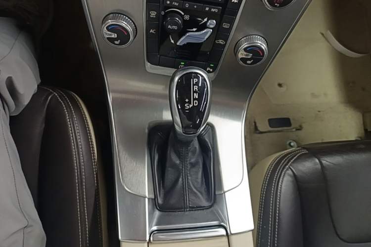 Used Volvo S60 2014 S60L 2.0T Zhiyuan Edition Gear Lever