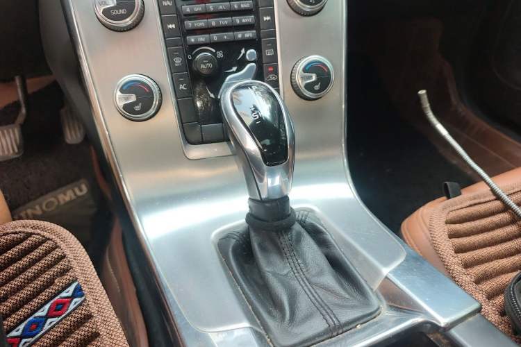 Used Volvo S60 2014 S60L 2.0T Zhiyuan Edition Gear Lever