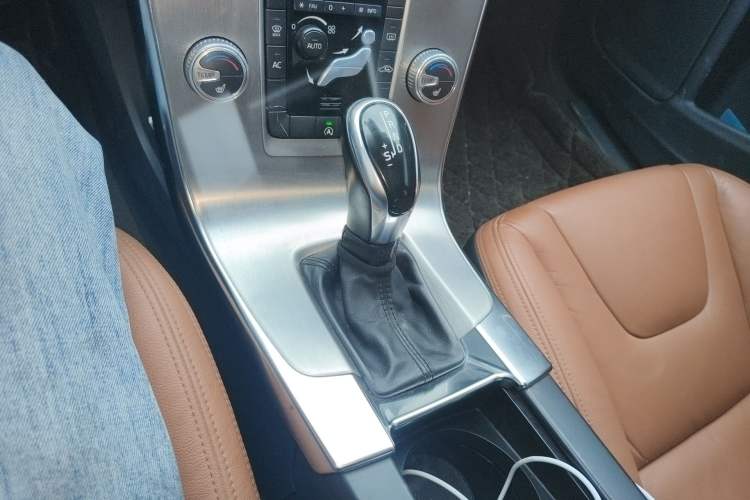 Used Volvo S60 2014 S60L 2.0T Zhiyuan Edition Gear Lever