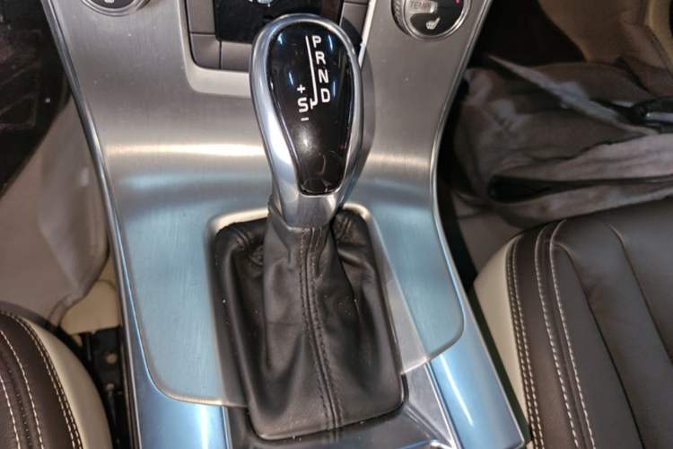 Used Volvo S60 2014 S60L 2.0T Zhiyuan Edition Gear Lever