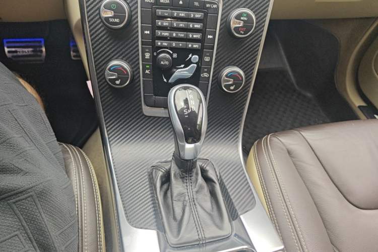 Used Volvo S60 2014 S60L 2.0T Zhiyuan Edition Gear Lever