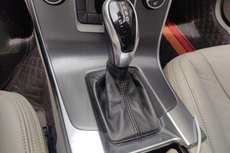 Used Volvo S60 2014 S60L 2.0T Zhiyuan Edition Gear Lever