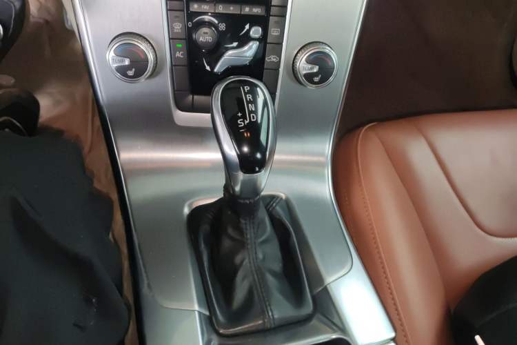 Used Volvo S60 2014 S60L 2.0T Zhiyuan Edition Gear Lever
