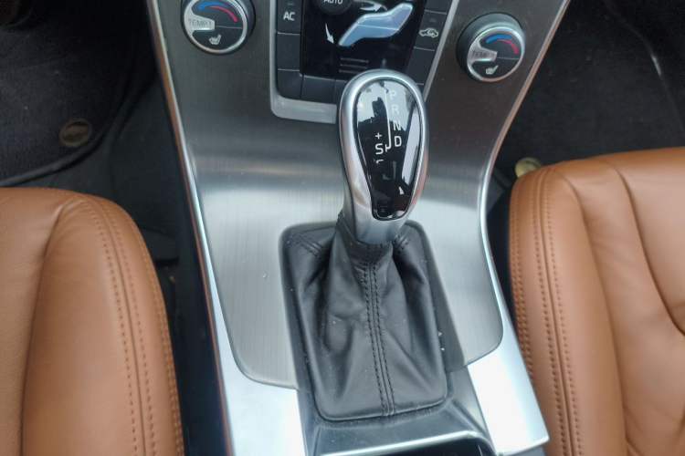 Used Volvo S60 2014 S60L 2.0T Zhiyuan Edition Gear Lever