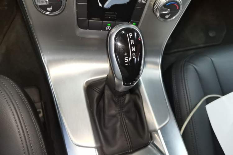 Used Volvo S60 2014 S60L 2.0T Zhiyuan Edition Gear Lever