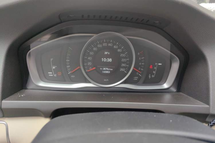Used Volvo S60 2014 S60L 2.0T Zhiyuan Edition Instrument Cluster
