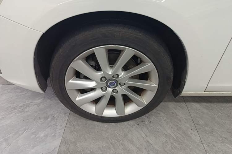 Used Volvo S60 2014 S60L 2.0T Zhiyuan Edition Left Front Wheel Hub