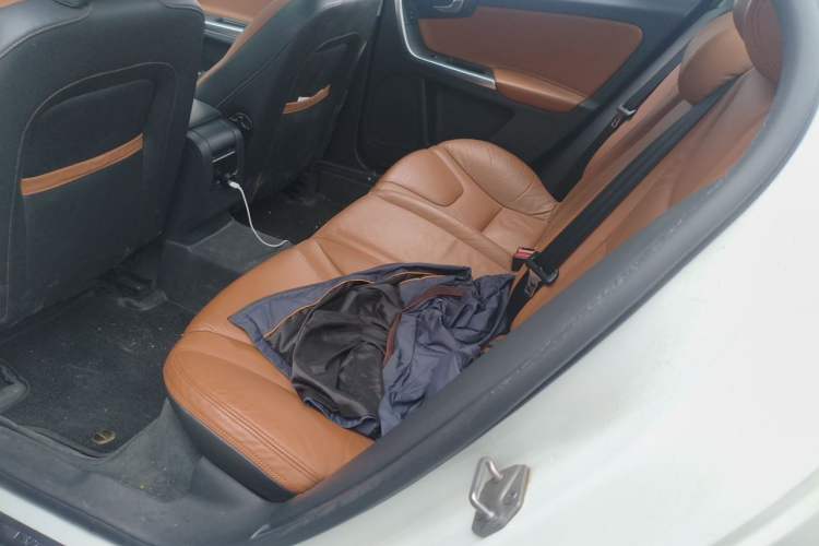 Used Volvo S60 2014 S60L 2.0T Zhiyuan Edition Left Rear Seat
