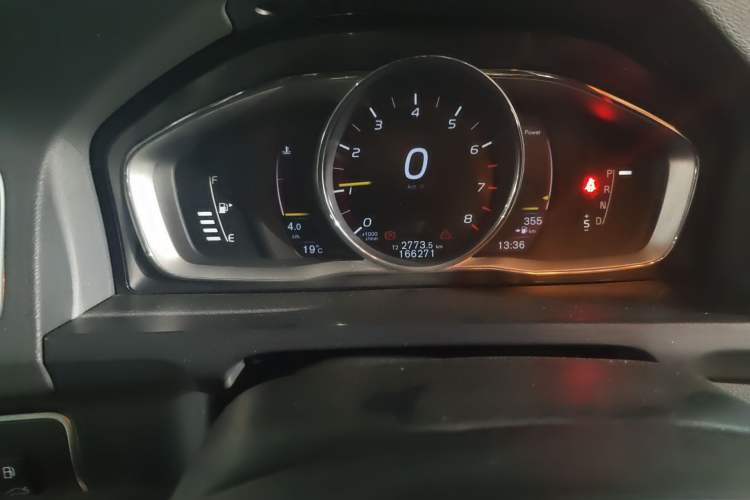 Used Volvo S60 2014 S60L 2.0T Zhiyuan Edition Odometer Close Up