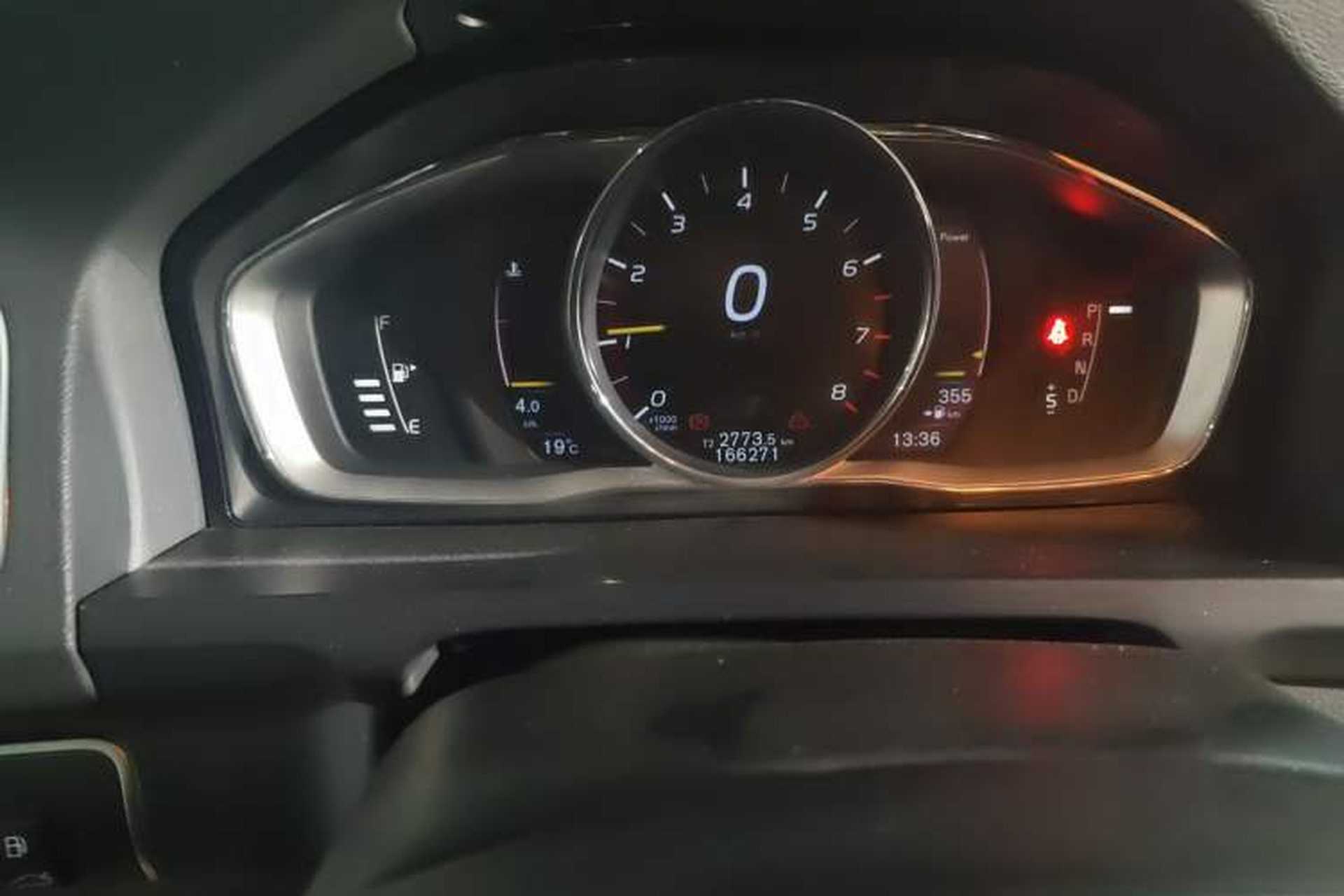 Used Volvo S60 2014 S60L 2.0T Zhiyuan Edition Odometer Close Up