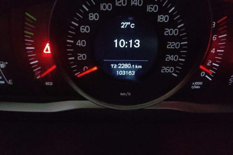 Used Volvo S60 2014 S60L 2.0T Zhiyuan Edition Odometer Close Up