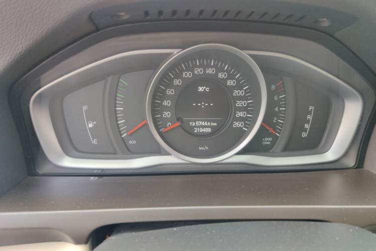Used Volvo S60 2014 S60L 2.0T Intelligent Upgrade Edition Odometer Close Up