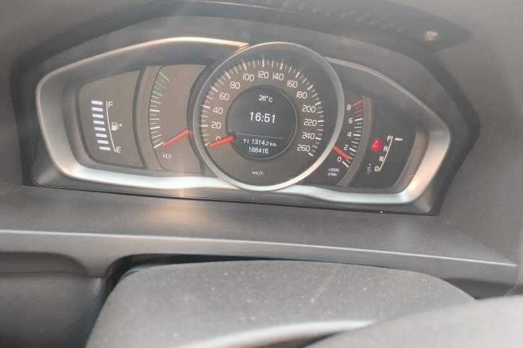 Used Volvo S60 2014 S60L 2.0T Zhiyuan Edition Odometer Close Up