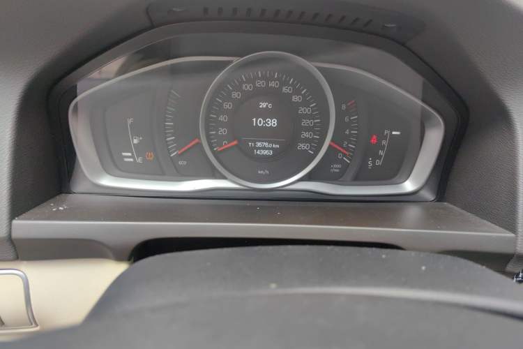 Used Volvo S60 2014 S60L 2.0T Zhiyuan Edition Odometer Close Up