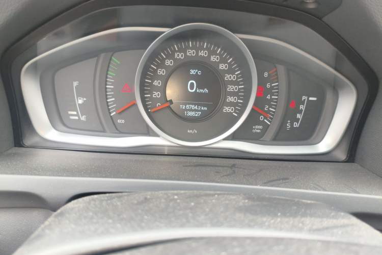 Used Volvo S60 2014 S60L 2.0T Zhiyuan Edition Odometer Close Up