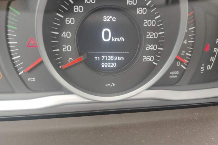 Used Volvo S60 2014 S60L 2.0T Zhiyuan Edition Odometer Close Up