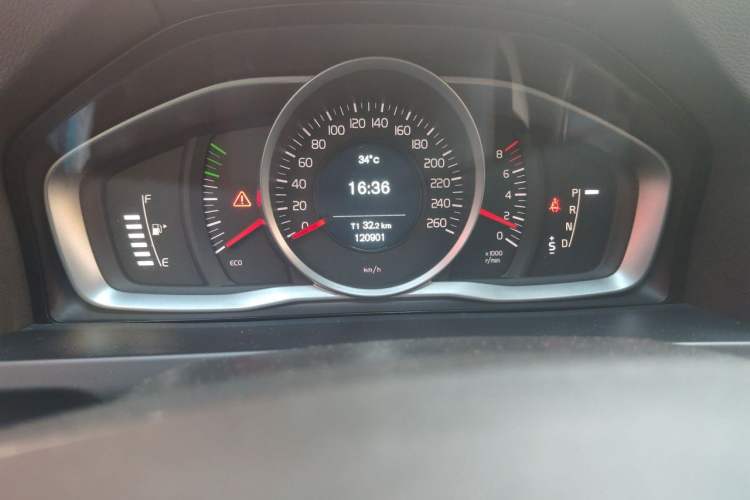 Used Volvo S60 2014 T5 Zhiyi Edition Odometer Close Up