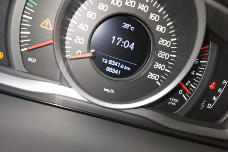 Used Volvo S60 2014 S60L 2.0T Zhiyuan Edition Odometer Close Up