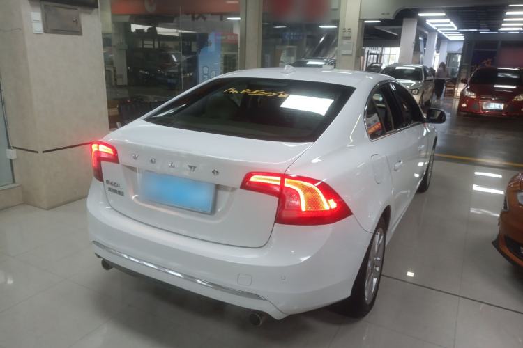 Used Volvo S60 2014 S60L 2.0T Zhiyuan Edition Rear Right 45 Deg