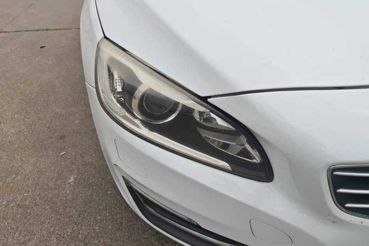 Used Volvo S60 2014 S60L 2.0T Zhiyuan Edition Right Front Headlight